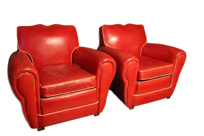 Paire de fauteuils en cuir rouge forme moustache