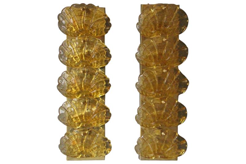 Paire de grandes appliques en verre de Murano jaune et laiton
