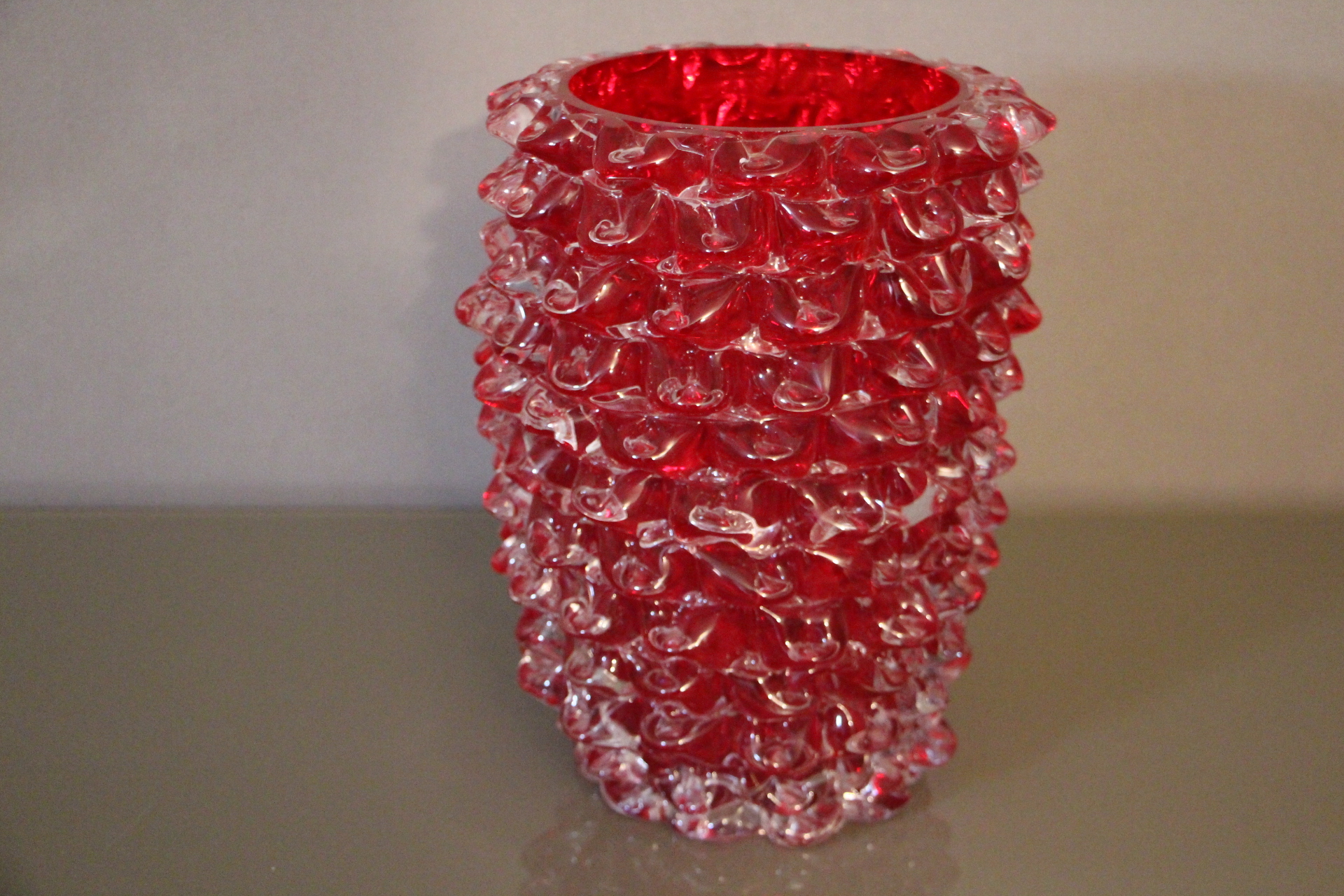 Ancien vase en verre de Murano rouge Rostrato rubis