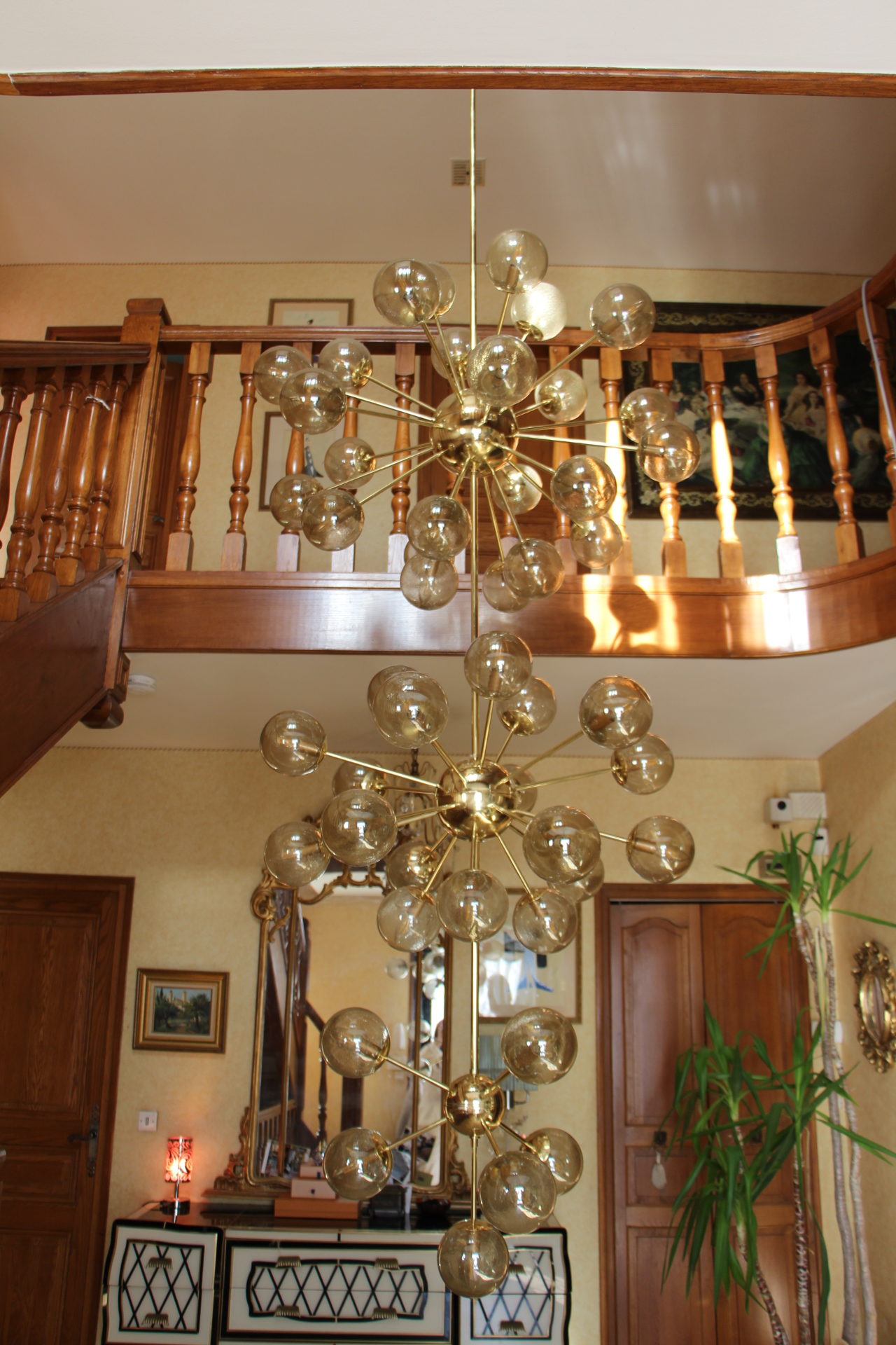 Trés grand lustre formé de 3 spoutniks, lustre d'escalier