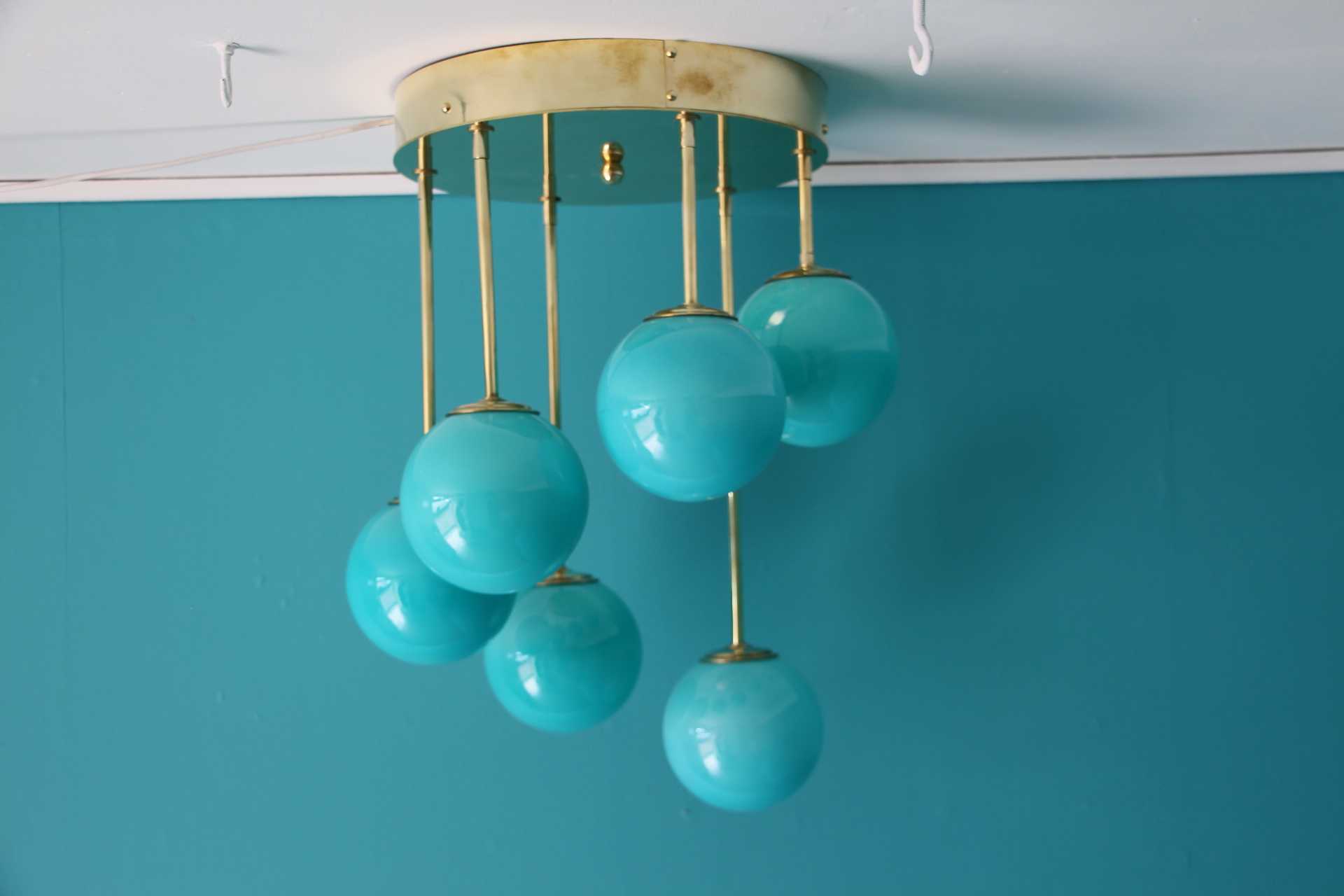 Lustre design mid-century en laiton et globes en verre de Murano bleu turquoise