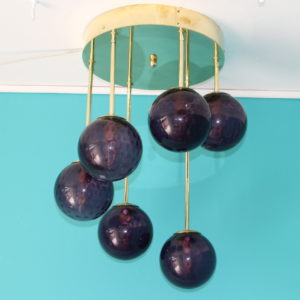 Lustre en laiton et globes en verre de Murano violet