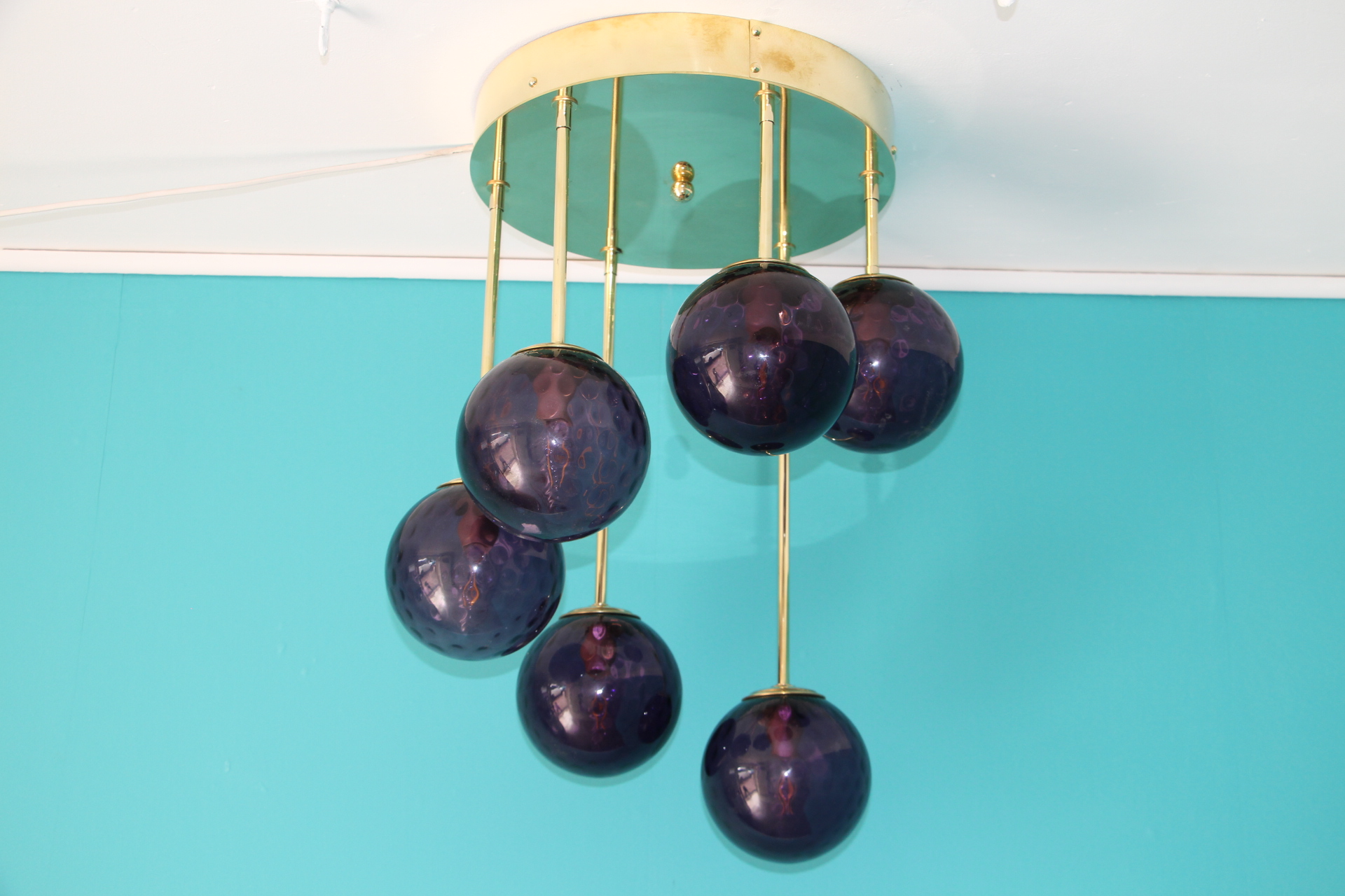 Lustre en laiton et globes en verre de Murano violet