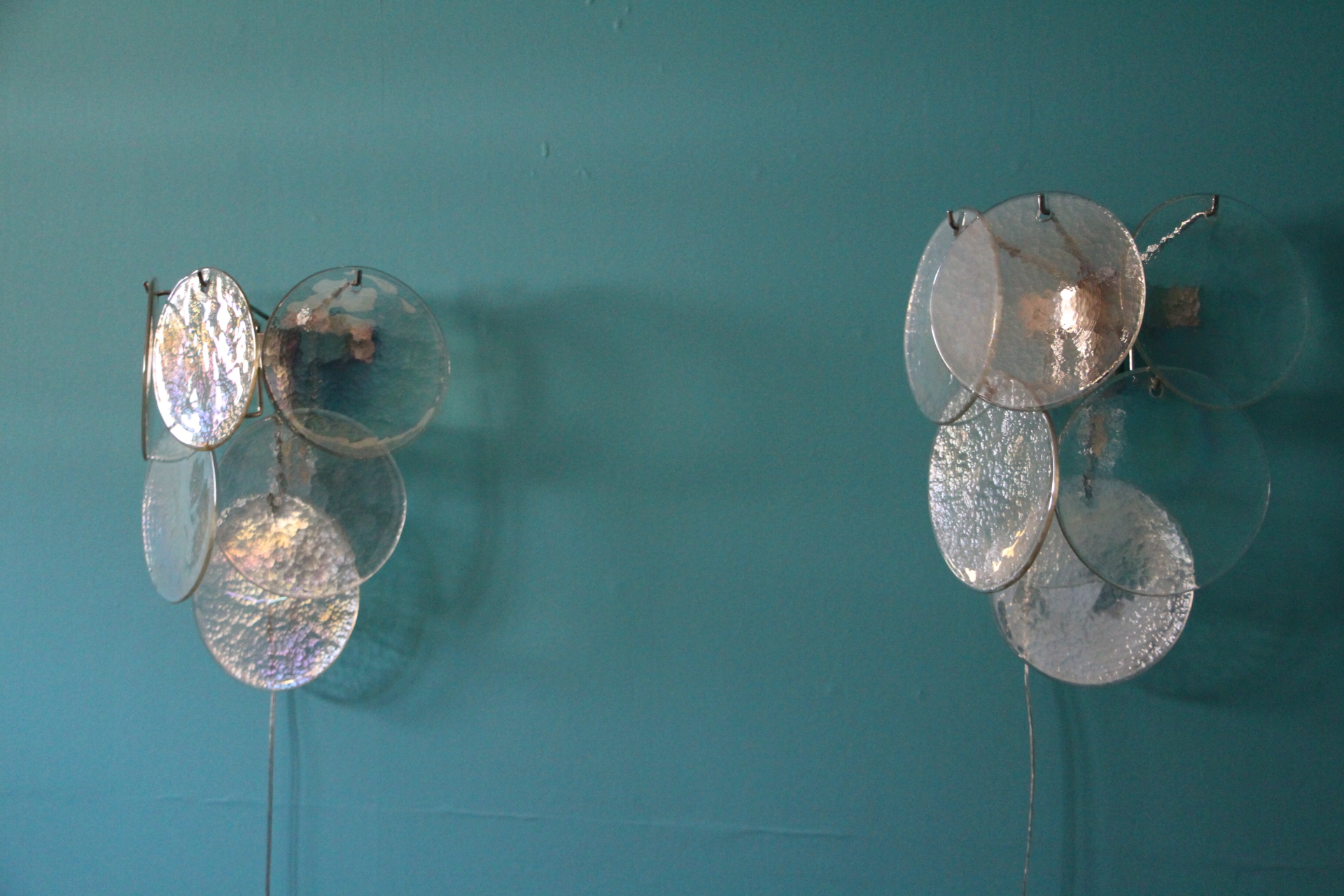 Paire d'appliques en verre irisé nacré de Murano des années 1960