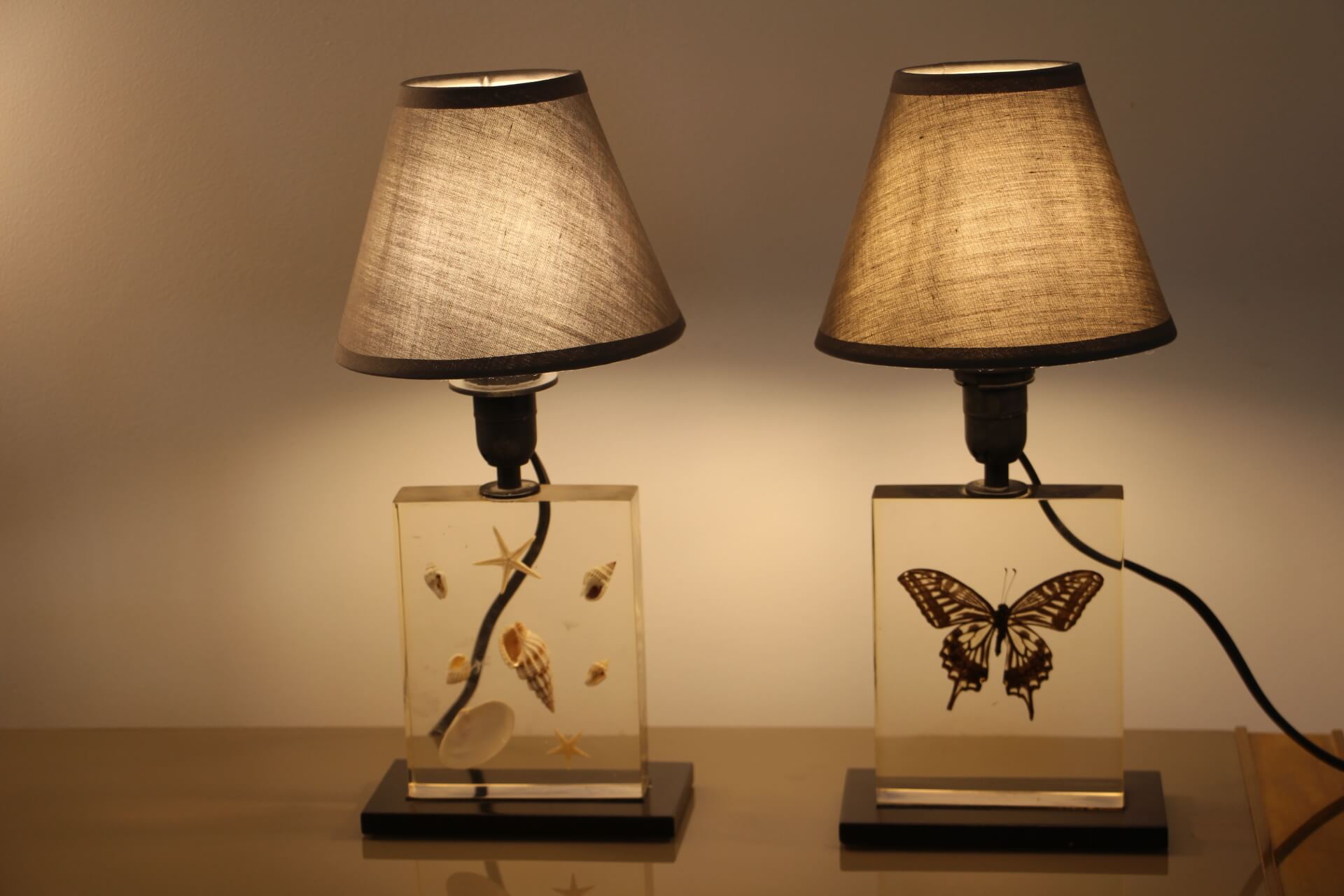 Paire de lampes vintage en résine des années 1970 avec inclusions