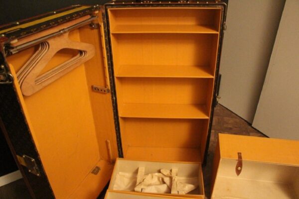 Malle Armoire Louis Vuitton 1930