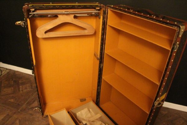 Malle Armoire Louis Vuitton 1930
