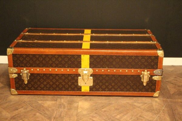 Malle Armoire Louis Vuitton 1930
