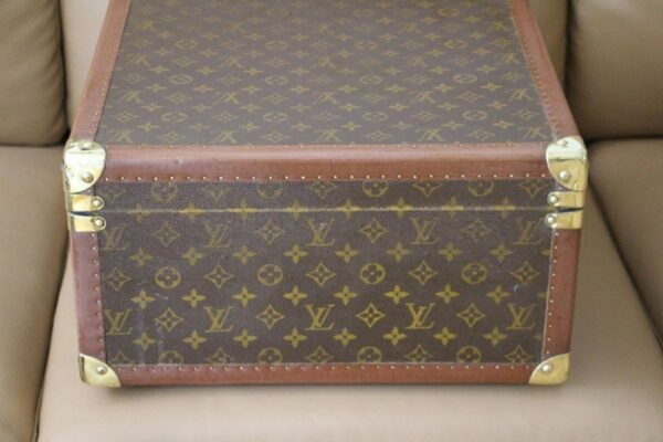 Malle Vuitton à chapeau
