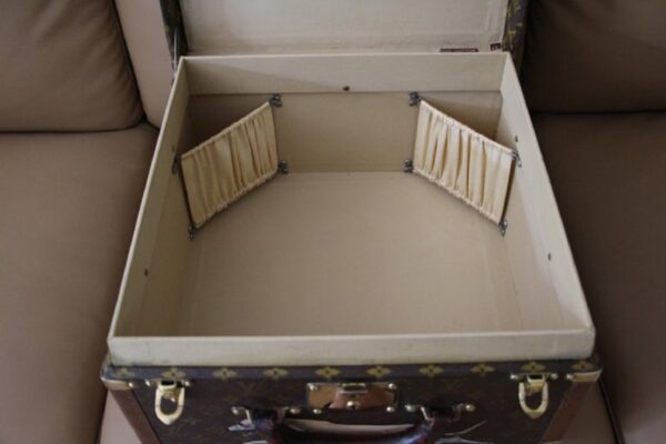 Malle Vuitton à chapeau