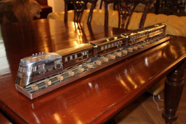 Train miniature en aluminium
