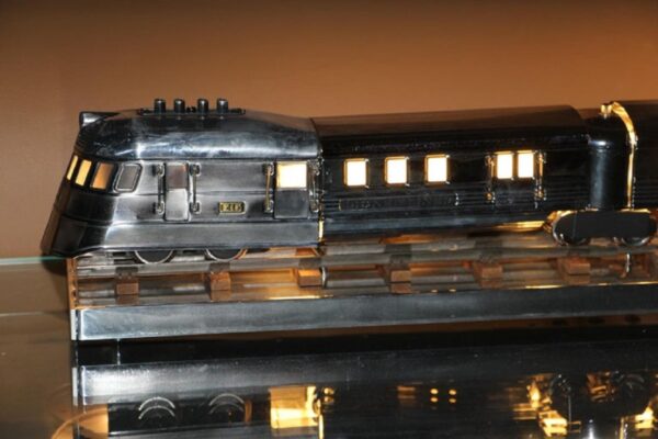 modèle de train en aluminium poli
