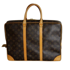 Mais que contient donc cette malle Louis Vuitton ?