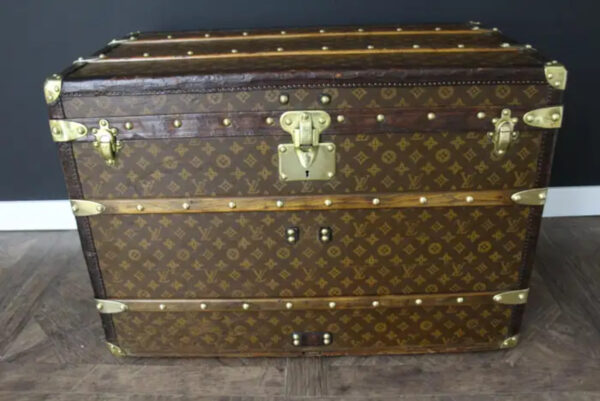 Malle Louis Vuitton ancienne en toile